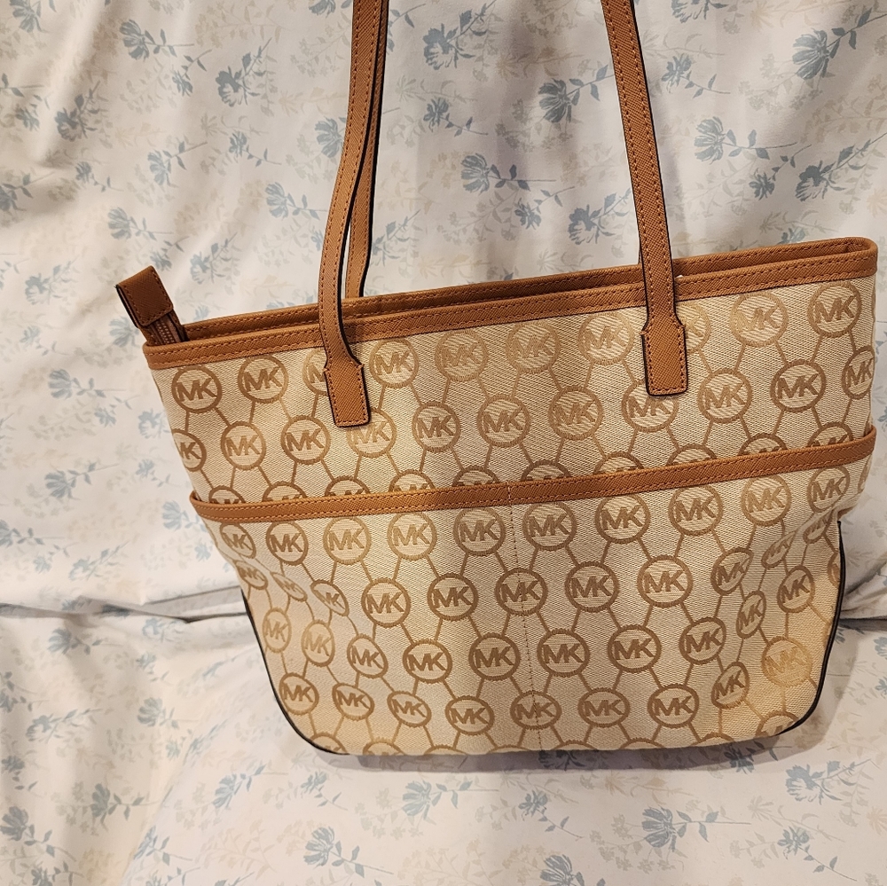 Michael Kors purse - Picture 3 of 9